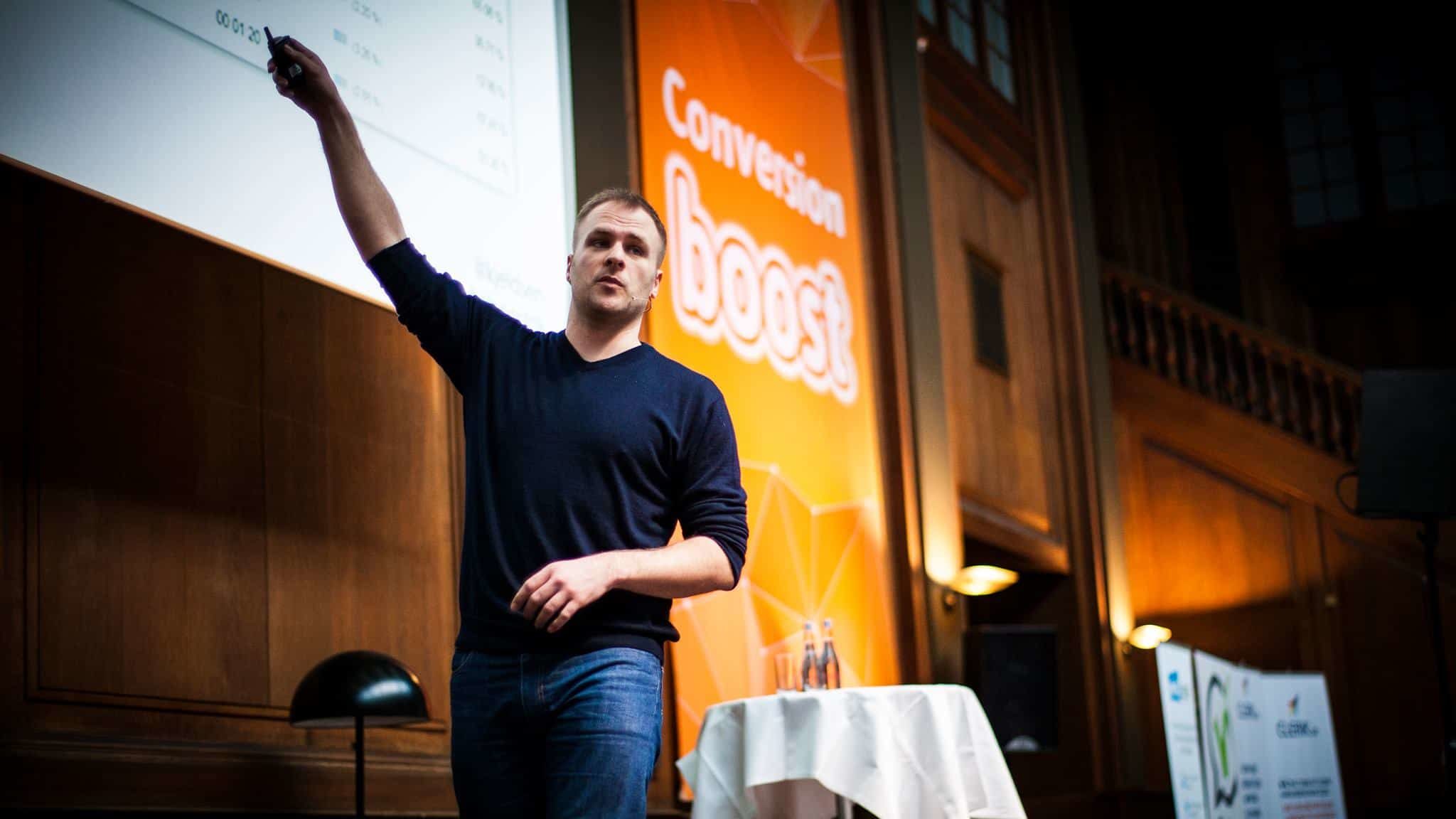 Billede af Michael Kjeldsen på scene