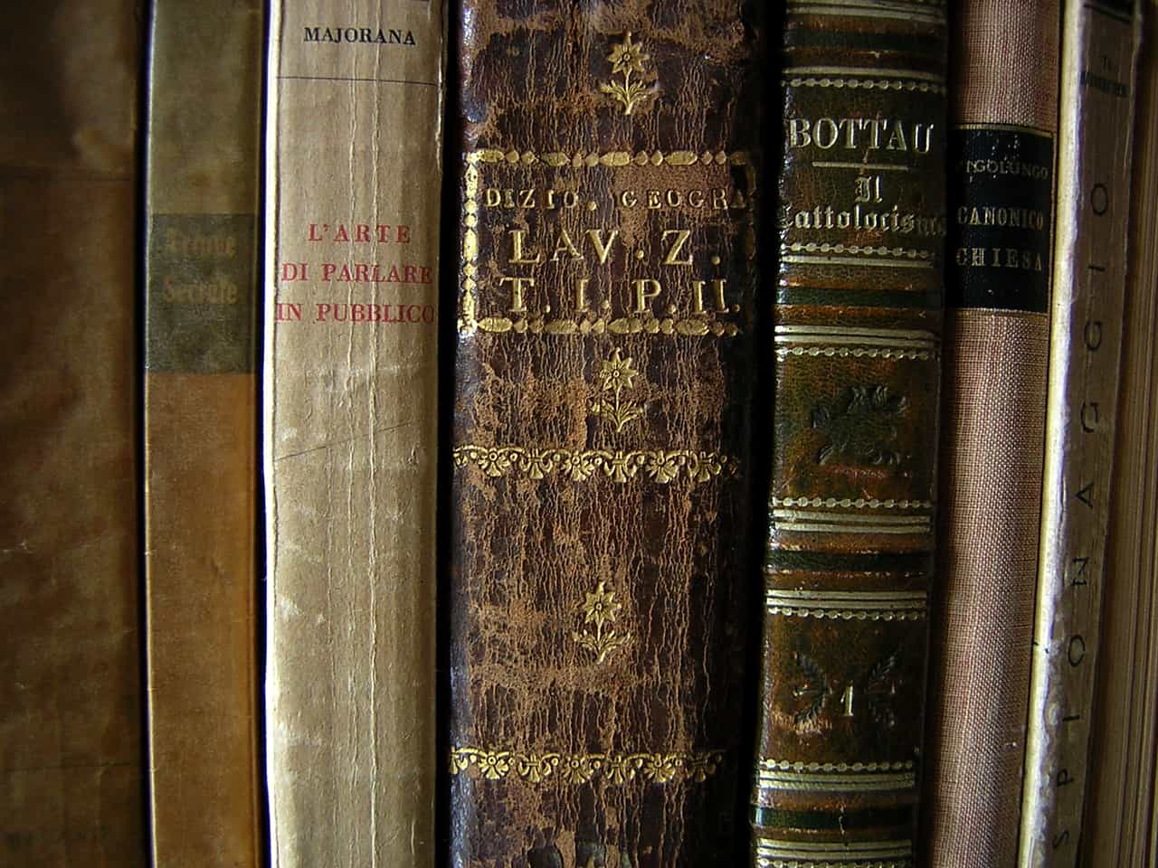 billede af gamle bøger på hylde